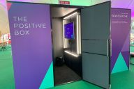 Ambiance détendue et révélations spontanées dans la Boîte à Questions signée MadCityZen. | © MadCityZen